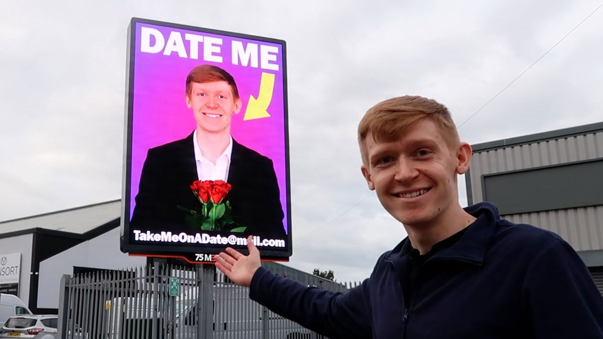 Brit nemohl najít partnerku, dal si reklamu na billboard